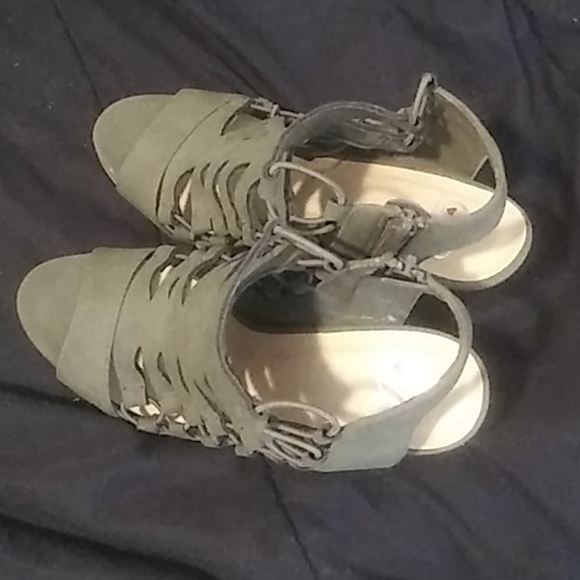 Heels - Picture 2 of 4